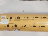 un rouleau de matériau de construction jaune sur lequel figurent des instructions
