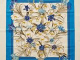 une photo d'un foulard carré bleu et blanc orné de fleurs bleues