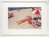 une photo d'une femme allongée sur la plage avec un parasol rouge et blanc