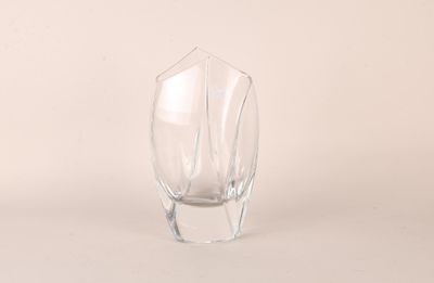 BACCARAT RIGOT Vase en cristal moulé