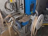une photo d'une pièce où se trouvent plusieurs tuyaux