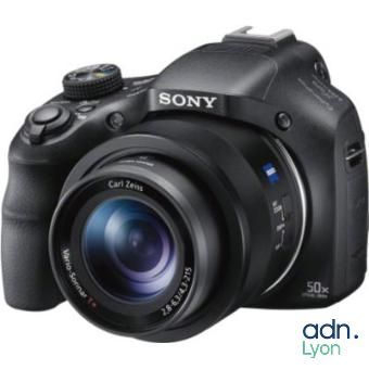 Cette image présente le nouvel appareil photo numérique de Sony, le SX10.