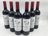 six bouteilles de vin rouge sont alignées