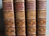 un lot de cinq vieux livres posés sur une table
