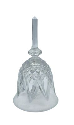 une image représentant une cloche en verre transparent sur fond blanc