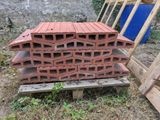 une pile de briques posée sur une palette