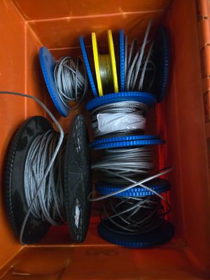 une boîte avec un tas de fils à l'intérieur