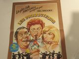 une photo d'une affiche de cinéma accrochée au mur