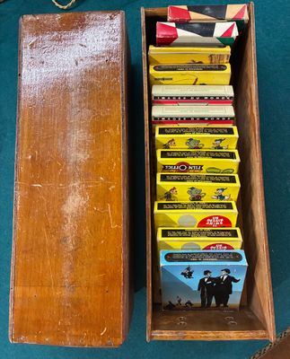 une boîte en bois contenant un paquet de cigarettes