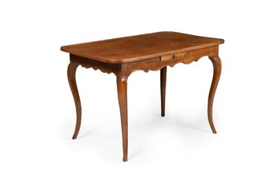 une vieille table en bois surmontée d'un tiroir