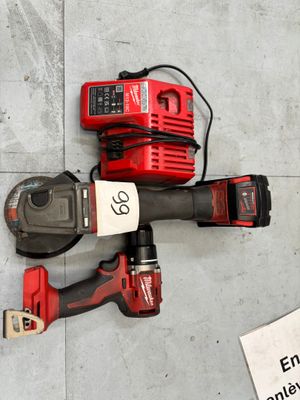 deux outils électriques posés par terre