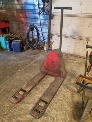 quelqu'un est en train de travailler sur un appareil dans un garage