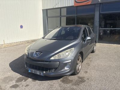 La voiture grise est garée devant un immeuble, devant un immeuble.