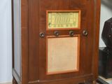 une vieille radio posée sur une table à côté d'un vase
