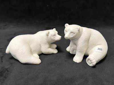 paire de figurines d'ours polaires en céramique blanche sur fond noir