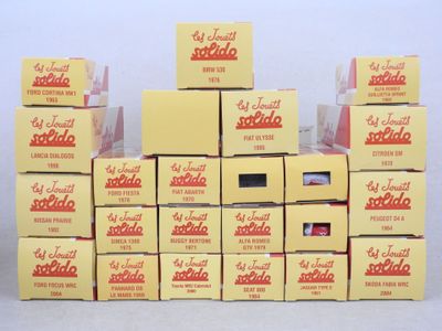 de nombreuses caisses de sodas empilées les unes sur les autres