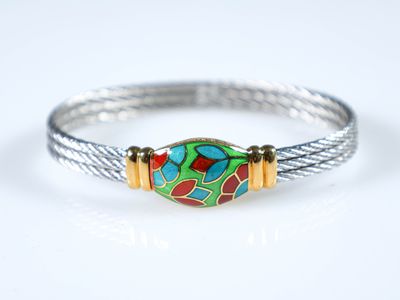 un gros plan d'un bracelet orné d'une perle colorée