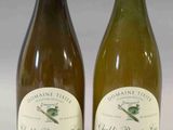 deux bouteilles de vin posées l'une à côté de l'autre sur une table