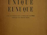 un vieux livre avec des lettres noires, posé sur une table