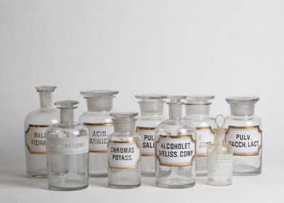 LOT de 9 flacons à pharmacie translucides de divers modèles.
