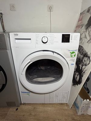 un lave-linge et un sèche-linge dans une petite pièce