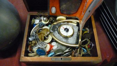 une boîte en bois contenant une horloge, posée sur une table