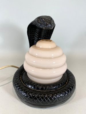 Lampe figurant un cobra en résine noire et globe en verre te…