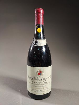 une bouteille de vin posée sur une table