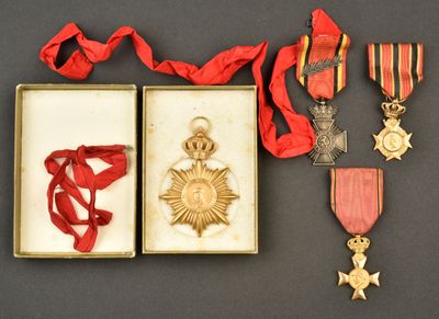 un ensemble de décorations comprenant une médaille, une étoile et un ruban