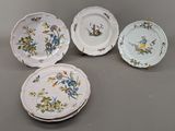 quatre assiettes à motifs floraux posées sur une table