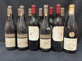 plusieurs bouteilles de vin sont alignées sur une table