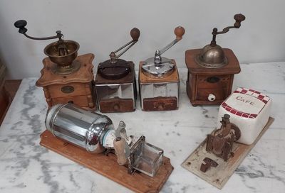 de nombreux modèles différents de moulins à café posés sur une table