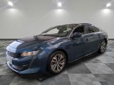 une voiture bleue est garée sur le sol à carreaux d'un garage