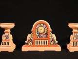 deux bougies et une horloge posées sur une table