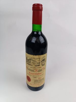 une bouteille de vin posée sur une table