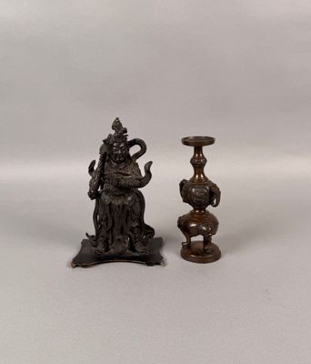 deux petits vases en métal posés l'un à côté de l'autre sur une surface blanche