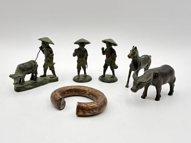 VIETNAM : 5 sculptures en bronze à patine verte : joint un bracel...