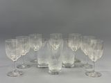six verres à vin transparents posés sur une table