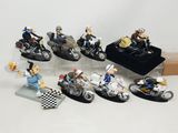 de nombreuses figurines représentant des personnes à moto sont exposées