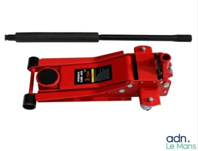 un gros plan d'un vérin hydraulique rouge sur fond blanc