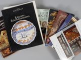 plusieurs livres sont empilés sur une table