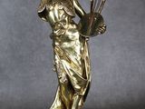 statue en bronze représentant une femme tenant une harpe