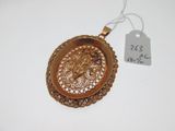gros plan sur un collier en or portant une étiquette