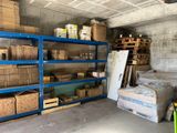 une pièce avec beaucoup de boîtes et de cartons sur les étagères