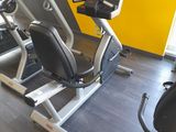 une rangée de vélos d'appartement dans une salle de sport