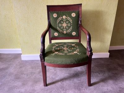 une chaise verte et marron ornée d'un motif floral