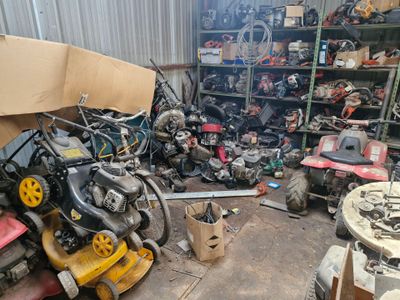 un tas de bric-à-brac dans un garage rempli d'outils