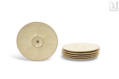 quatre assiettes empilées les unes sur les autres sur une surface blanche