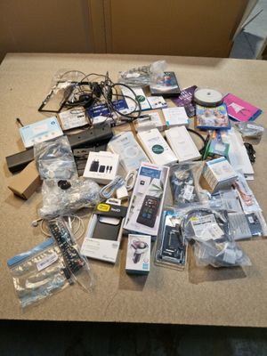 beaucoup d'appareils électroniques sur la table et par terre