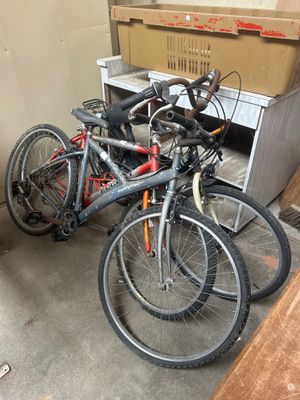 deux vélos garés l'un à côté de l'autre dans un garage